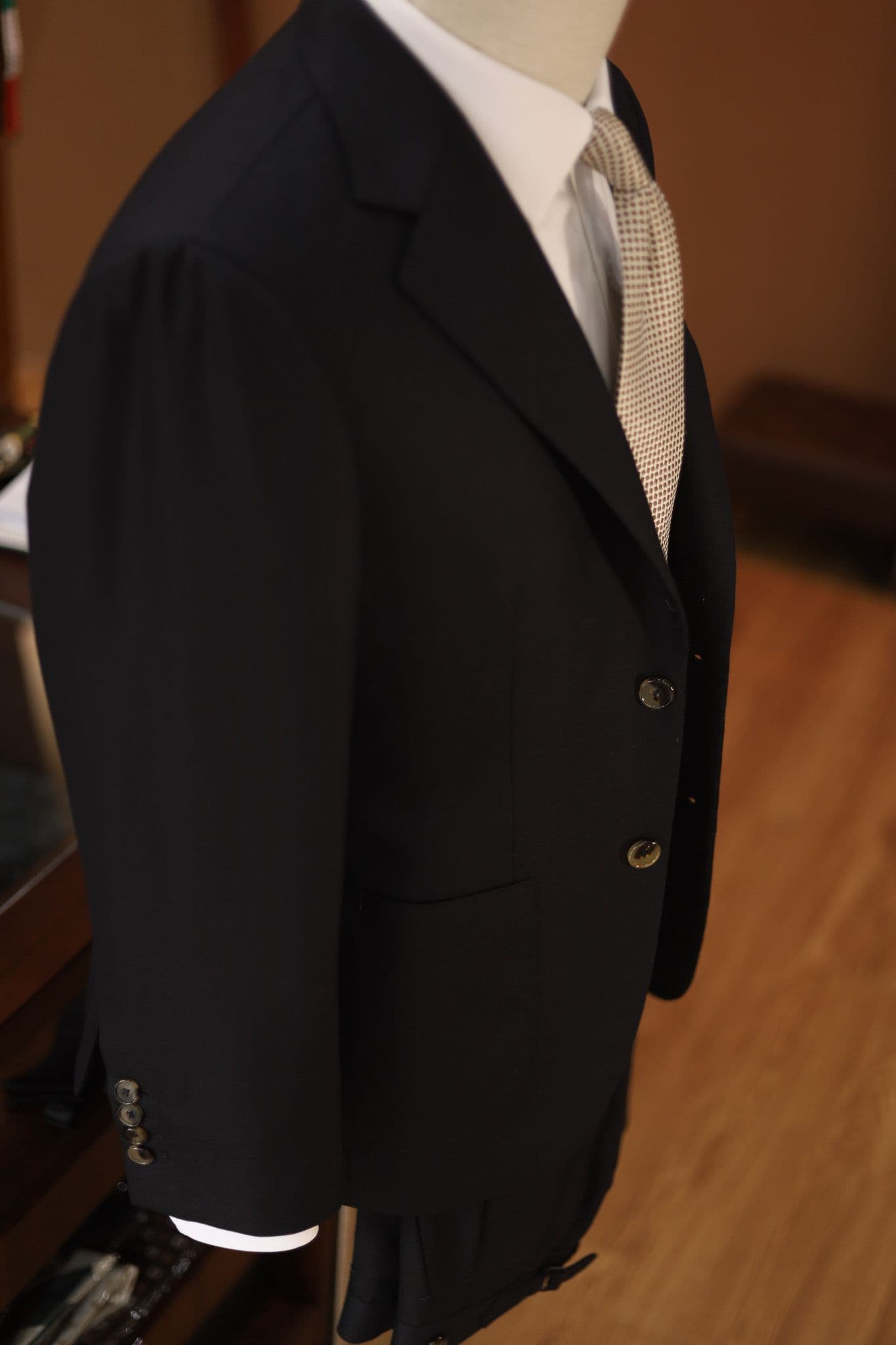 scabal-wool-cashmere-black-suit